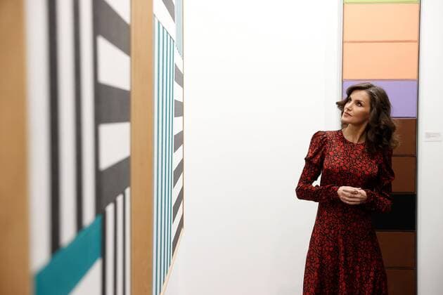 2020 Bilder des Jahres, Entertainment 02 Februar Entertainment Bilder des Tages Spain s Queen Letizia (R) looks at an artwork as she visits ARCO Contemporary Art Fair, during the official opening of the event in Madrid, Spain, 27 February 2020. The fair runs until next 01 March. Spain s royal couple opens ARCO contemporary art fair !ACHTUNG: NUR REDAKTIONELLE NUTZUNG!  Copyright: xJuanxCarlosxHidalgox GRAF7735 20200227-637184097592022916