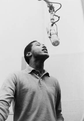 Sam Cooke, singing into a microphone in 1964, the year of his mysterious and untimely death. Courtesy Everett Collection PUBLICATIONXNOTxINxCANxCHNxFRAxITAxJPNxNORxPOLxRUSxESPxUKxUSA Copyright: xCourtesyxEverettxCollectionx HISL005 EC162