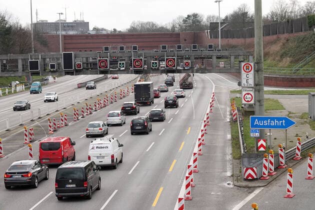 Stau beim Elbtunnel in Hamburg 27.02.2020, DEU, Deutschland, Hamburg: Zäh fliesst der Verkehr auf der Autobahn 7 (A7) in Richtung Süden in den Elbtunnel ein. Weil in der Nacht zu Donnerstag ein Teil der Fahrbahn im Elbtunnel abgesackt war, wurde eine Spur in Richtung Süden gesperrt. In der Folge bildeten sich am Morgen über 20 Kilometer Stau auf der A7. Am Nachmittag wird erneut mit Stau gerechnet. Hamburg Hamburg Deutschland