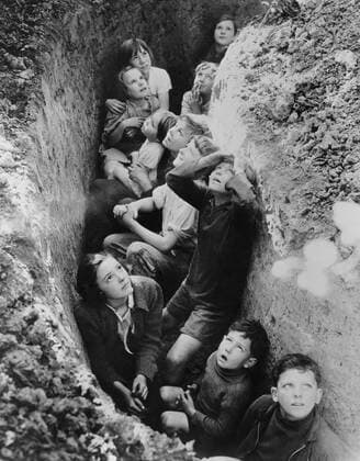 Children in an English bomb shelter during the German bombing of British cities in 1940-41. Courtesy Everett Collection PUBLICATIONXNOTxINxCANxCHNxFRAxITAxJPNxNORxPOLxRUSxESPxUKxUSA Copyright: xCourtesyxEverettxCollectionx HISL006 EC109