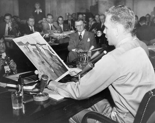 David Schine (1927-1996), a former member if McCarthy s staff became the center of controversy and gossip during the Army-McCarthy hearings in 1954. He is holding a photograph submitted in evidence that was cropped to distort its meaning. Courtesy Everett Collection PUBLICATIONXNOTxINxCANxCHNxFRAxITAxJPNxNORxPOLxRUSxESPxUKxUSA Copyright: xCourtesyxEverettxCollectionx HISL006 EC130