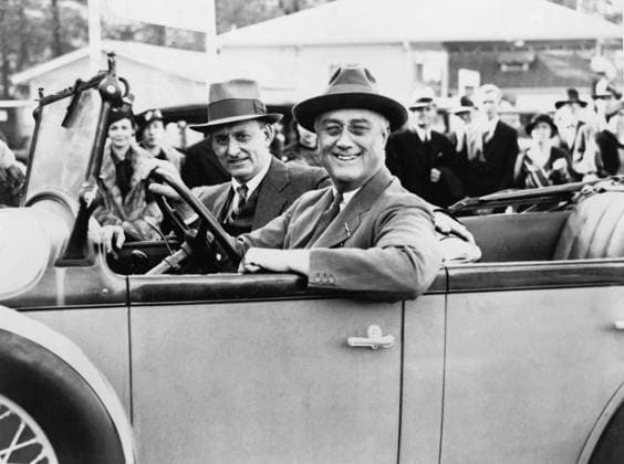 President Franklin D. Roosevelt driving with passenger Treasury Secretary, Henry Morganthau in Warm Springs, Georgia November 25, 1933. The car was fitted with hand controls, replacing foot pedals his paralyzed legs could not use. Courtesy Everett Collection PUBLICATIONXNOTxINxCANxCHNxFRAxITAxJPNxNORxPOLxRUSxESPxUKxUSA Copyright: xCourtesyxEverettxCollectionx HISL006 EC180