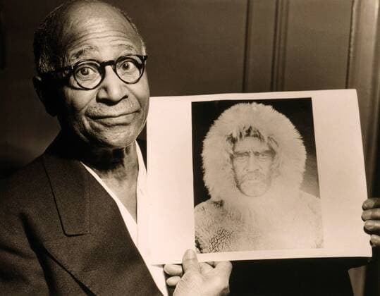 Matthew Henson (1866-1955), African American Arctic explorer, holding a portrait Admiral Robert E. Peary, his expedition leader. 1953. Courtesy Everett Collection PUBLICATIONXNOTxINxCANxCHNxFRAxITAxJPNxNORxPOLxRUSxESPxUKxUSA Copyright: xCourtesyxEverettxCollectionx HISL007 EC023