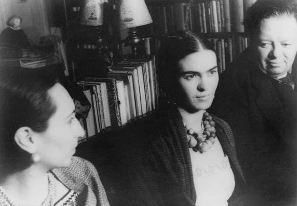 Diego Rivera and his wife, Frida Kahlo in 1932. Both Mexican painters, married in 1929, shared artistic and critical success. Salma Hayek portrayed Kahlo on the 2002 film FRIDA. Courtesy Everett Collection PUBLICATIONXNOTxINxCANxCHNxFRAxITAxJPNxNORxPOLxRUSxESPxUKxUSA Copyright: xCourtesyxEverettxCollectionx HISL007 EC975