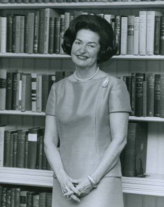 First Lady, Lady Bird Johnson, in 1964 White House portrait. Courtesy Everett Collection PUBLICATIONXNOTxINxCANxCHNxFRAxITAxJPNxNORxPOLxRUSxESPxUKxUSA Copyright: xCourtesyxEverettxCollectionx HISL008 EC253