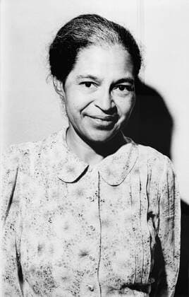 IMAGO History, U.S. BÃ¼rgerrechtsbewegung: 1954-1968 Rosa Parks was a member of the NAACP when she defied segregation laws by refusing to surrender her Montgomery Alabama bus seat to a White person in 1955. 1964 portrait. Courtesy Everett Collection PUBLICATIONXNOTxINxCANxCHNxFRAxITAxJPNxNORxPOLxRUSxESPxUKxUSA Copyright: xCourtesyxEverettxCollectionx HISL009 EC051