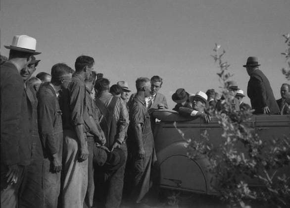 President Roosevelt greeted by workers near Mandan, North Dakota during his tour of Midwest inspecting drought damage. August 1936 photo by Arthur Rothstein. Courtesy Everett Collection PUBLICATIONXNOTxINxCANxCHNxFRAxITAxJPNxNORxPOLxRUSxESPxUKxUSA Copyright: xCourtesyxEverettxCollectionx HISL009 EC179