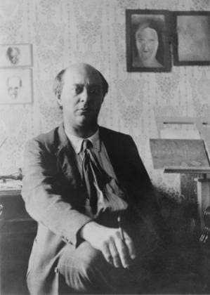 Arnold Schoenberg (1874-1951), in his studio, 1911. A modernist, he composed with a twelve note scale, rejecting reference to a key or tonal center. Courtesy Everett Collection PUBLICATIONXNOTxINxCANxCHNxFRAxITAxJPNxNORxPOLxRUSxESPxUKxUSA Copyright: xCourtesyxEverettxCollectionx HISL011 EC137