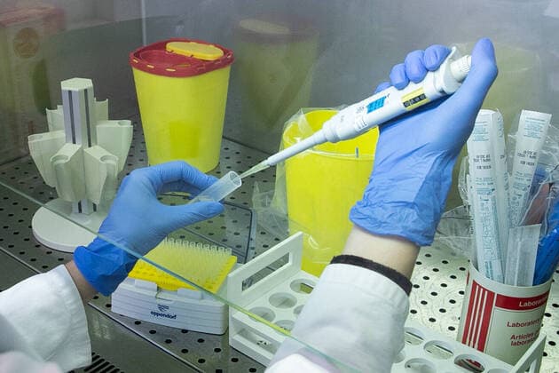 Symbolfoto, Labor, Coronavirus, Corona Virus, Schutzkleidung, Warnschild, Biogefährdung