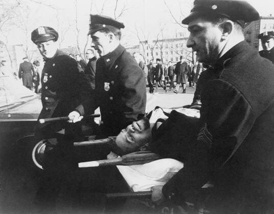 IMAGO History, U.S. BÃ¼rgerrechtsbewegung: 1954-1968 Malcolm X (1925-1965), on stretcher carried by New York policemen following his assassination at rally in a Harlem. February 21, 1965. Courtesy Everett Collection PUBLICATIONXNOTxINxCANxCHNxFRAxITAxJPNxNORxPOLxRUSxESPxUKxUSA Copyright: xCourtesyxEverettxCollectionx HISL011 EC202