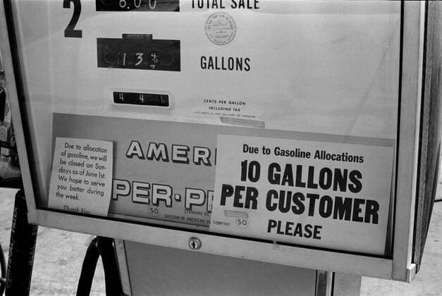 Gas pump restricting gas purchases to 10 gallons during the first Oil Crisis of 1973. Denver, Colorado, August 1973. Courtesy Everett Collection PUBLICATIONXNOTxINxCANxCHNxFRAxITAxJPNxNORxPOLxRUSxESPxUKxUSA Copyright: xCourtesyxEverettxCollectionx HISL012 EC103