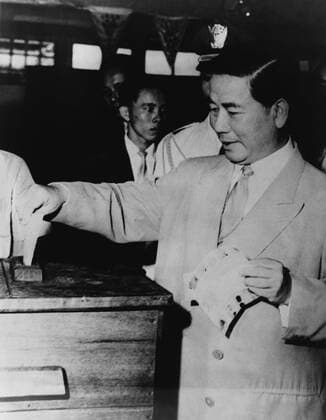 IMAGO History, Vietnamkrieg: 1955-1975 Ngo Dinh Diem (1901-1963), the first President of South Vietnam, casting ballot in Saigon in 1961. His failure to allow nationwide elections as agreed in the 1954 Geneva Accords, provoked the long civil war between North and South Vietnam. Courtesy Everett Collection PUBLICATIONXNOTxINxCANxCHNxFRAxITAxJPNxNORxPOLxRUSxESPxUKxUSA Copyright: xCourtesyxEverettxCollectionx HISL013 EC021