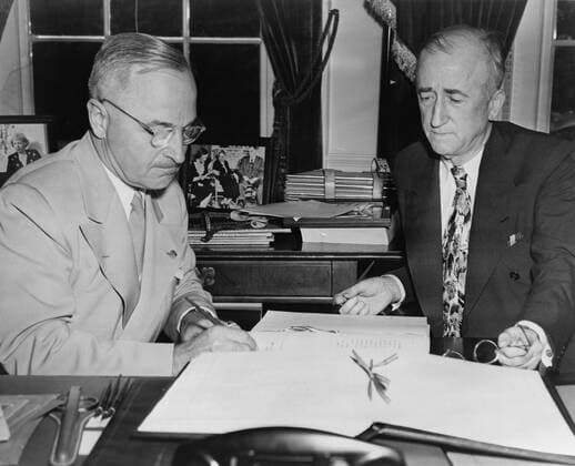 President Harry S. Truman, with Secretary of State, James F. Byrnes, signs the United Nations charter. 1945. Courtesy Everett Collection PUBLICATIONXNOTxINxCANxCHNxFRAxITAxJPNxNORxPOLxRUSxESPxUKxUSA Copyright: xCourtesyxEverettxCollectionx HISL013 EC173