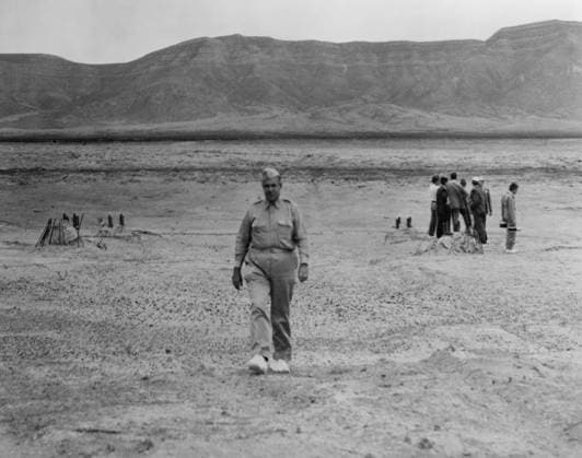 General Leslie Groves (1896-1970), walking across the site of the first atomic bomb blast site at Alamogordo, N.M. in July 1945. Groves was the military leader of the Manhattan Project to develop the Atomic Bomb. He was played by Paul Newman in the 1989 m Courtesy Everett Collection PUBLICATIONXNOTxINxCANxCHNxFRAxITAxJPNxNORxPOLxRUSxESPxUKxUSA Copyright: xCourtesyxEverettxCollectionx HISL014 EC168
