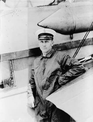 Floyd Bennett, (1890-1928), American aviator and explorer who piloted Richard E. Byrd on his attempt to reach the North Pole in 1926. He died of crash injuries in 1928, while attempting a solo crossing of the Atlantic Ocean. Courtesy Everett Collection PUBLICATIONXNOTxINxCANxCHNxFRAxITAxJPNxNORxPOLxRUSxESPxUKxUSA Copyright: xCourtesyxEverettxCollectionx HISL014 EC264