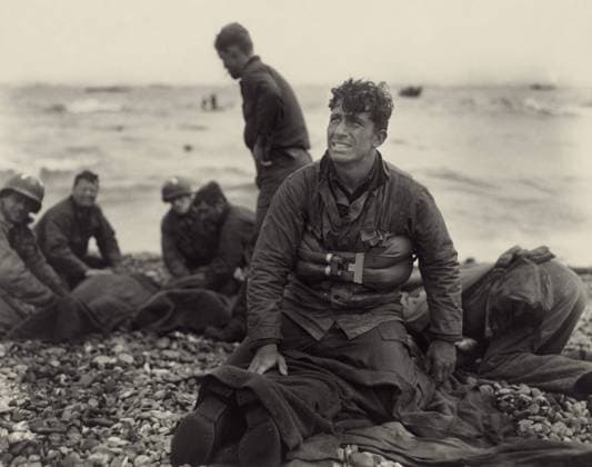 World War II. American soldiers on Omaha Beach recovering the dead after the D-Day invasion of France. June 1944, by U.S. Army Signal Corps photographer, Walter Roseblum. Courtesy Everett Collection PUBLICATIONXNOTxINxCANxCHNxFRAxITAxJPNxNORxPOLxRUSxESPxUKxUSA Copyright: xCourtesyxEverettxCollectionx HISL019 EC109