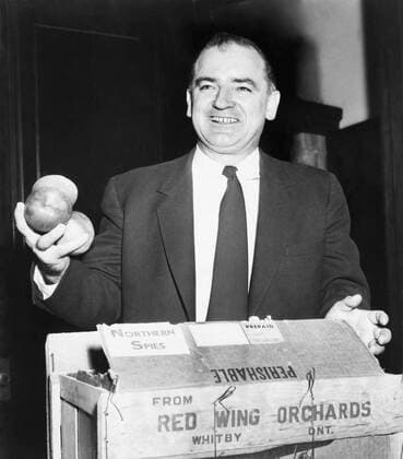 Joseph McCarthy (1908-1957), laughing as he holds three northern Spy apples sent to the famous hunter of Communist infiltrators in a light-hearted practical joke. Dec. 3, 1953. Courtesy Everett Collection PUBLICATIONXNOTxINxCANxCHNxFRAxITAxJPNxNORxPOLxRUSxESPxUKxUSA Copyright: xCourtesyxEverettxCollectionx HISL019 EC113