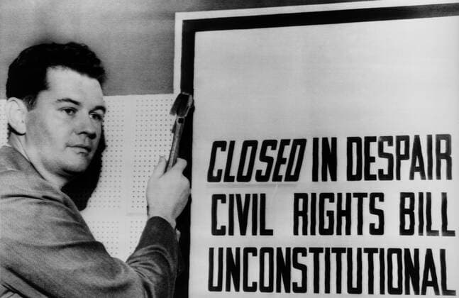 IMAGO History, U.S. BÃ¼rgerrechtsbewegung: 1954-1968 Sid Kelly of Jackson, Mississippi, nails up Closed-In despair-Civil Rights Bill unconstitutional sign at Robert E. Lee Hotel, in response to passage of the Civil Rights Act of 1964. He closed his business rather than allow African Americans to stay in h Courtesy Everett Collection PUBLICATIONXNOTxINxCANxCHNxFRAxITAxJPNxNORxPOLxRUSxESPxUKxUSA Copyright: xCourtesyxEverettxCollectionx HISL019 EC149