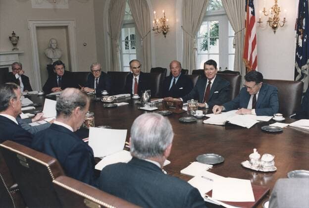 President Reagan leading a Cabinet meeting reviewing the Administration s proposed legislation for the Anti-Drug crusade. President Reagan is flanked by Sec. of State Charles Shultz and Sec. of Defense Casper Weinberger right . Sept. 11 1986. (BSLOC_2011_ Courtesy Everett Collection PUBLICATIONXNOTxINxCANxCHNxFRAxITAxJPNxNORxPOLxRUSxESPxUKxUSA Copyright: xCourtesyxEverettxCollectionx HISL023 EC121