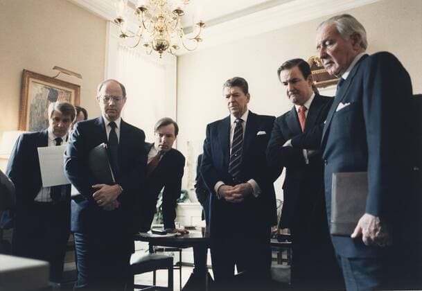 President Reagan and his staff watching a televised replay of the Space Shuttle CHALLENGER explosion. At Reagan s left is speechwriter Patrick Buchanan and Chief of Staff Don Regan. Jan 28 1986. (BSLOC_2011_2_9) Courtesy Everett Collection PUBLICATIONXNOTxINxCANxCHNxFRAxITAxJPNxNORxPOLxRUSxESPxUKxUSA Copyright: xCourtesyxEverettxCollectionx HISL023 EC140