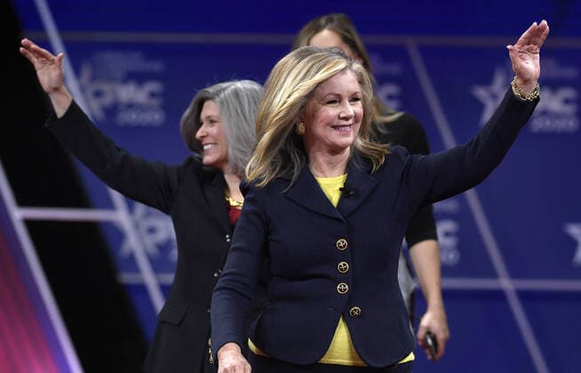 2020 Bilder des Jahres, News 02 Februar News Themen der Woche KW09 News Bilder des Tages Sen. Marsha Blackburn of Tennessee and Sen. Joni Ernst of Iowa (L) greet guests as they arrive to address the Conservative Political Action Conference (CPAC), Thursday, February 27, 2020, in National Harbor, Maryland. Thousands of conservative activists, elected officials and pundits gathered to hear speakers on the theme America vs. Socialism .  WAP20200227509 MIKExTHEILER