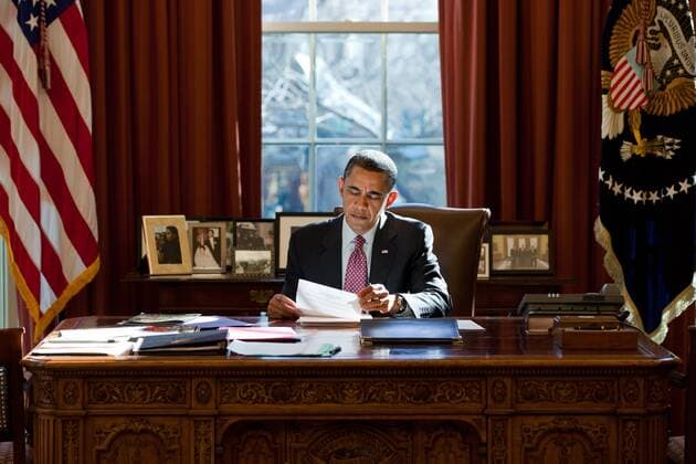 President Barack Obama reviews his prepared remarks on the political crisis in Egypt at the Resolute Desk in the Oval Office Feb. 11 2011., Photo by: Everett Collection(BSLOC_2011_7_217) Everett Collection(BSLOC_2011_7_217) PUBLICATIONXNOTxINxCANxCHNxFRAxITAxJPNxNORxPOLxRUSxESPxUKxUSA Copyright: xCourtesyxEverettxCollectionx HISL025 EC169