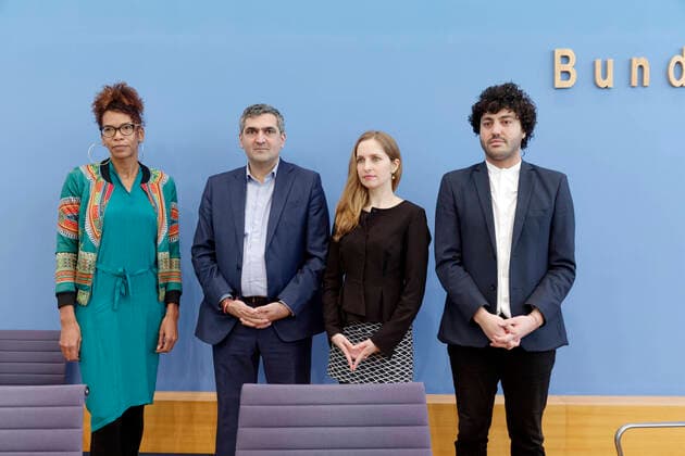 Migranten reagieren auf Hanau 2020-02-27, Berlin, Deutschland Bundespressekonferenz: Reaktion der Bundeskonferenz der Migrantenorganisationen auf Hanau. Im Bild von links: Saraya Gomis, Each One Teach One (EOTO) e.V., Farhad Dilmaghani, Vorsitzender des DeutschPlus e.V., Dr. Marta Neüff, Vorsitzende des Polnischen Sozialrates e.V., und Dr. Cihan Sinanoglu, Pressesprecher der Türkischen Gemeinde in Deutschland e.V.