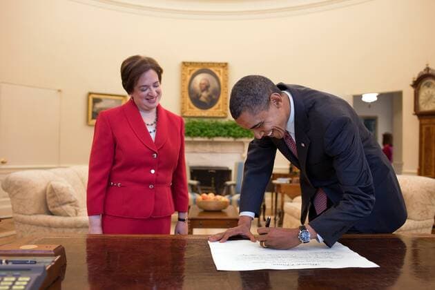 President Obama signs Elena Kagan s commission in the Oval Office before an East Room reception celebration of Supreme Court confirmation. Aug. 6 2010. (BSWH_2011_8_3) Courtesy Everett Collection PUBLICATIONXNOTxINxCANxCHNxFRAxITAxJPNxNORxPOLxRUSxESPxUKxUSA Copyright: xCourtesyxEverettxCollectionx HISL027 EC004