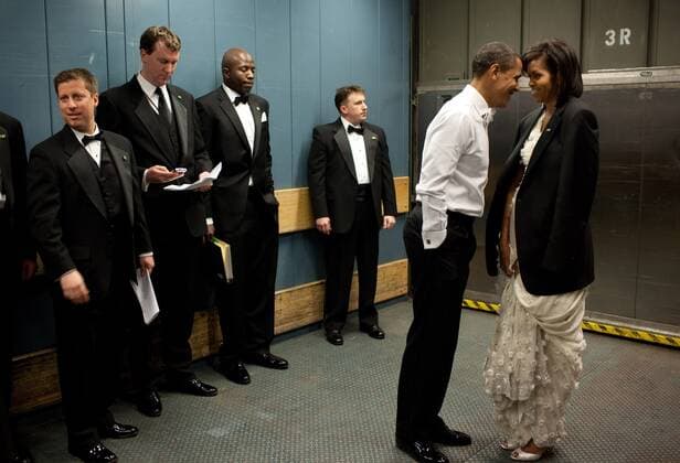 President and Michelle Obama share a semi-private moment on a freight elevator between Inaugural Balls amidst staff and Secret Service agents. Michelle wears the President s jacket to ward of the chill. (BSWH_2011_8_50) Courtesy Everett Collection PUBLICATIONXNOTxINxCANxCHNxFRAxITAxJPNxNORxPOLxRUSxESPxUKxUSA Copyright: xCourtesyxEverettxCollectionx HISL027 EC099