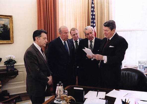 President Reagan discussing his speech on the Iran-Contra affair with his inner circle. L to R Caspar Weinberger George Shultz Ed Meese Don Regan President Reagan. Nov. 25 1986. Courtesy Everett Collection PUBLICATIONXNOTxINxCANxCHNxFRAxITAxJPNxNORxPOLxRUSxESPxUKxUSA Copyright: xCourtesyxEverettxCollectionx HISL028 EC195