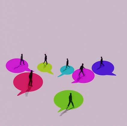 Menschen gehen auf verschiedenen Sprechblasen *** People walk on different speech bubbles  Copyright: xGaryxWatersx 11592033