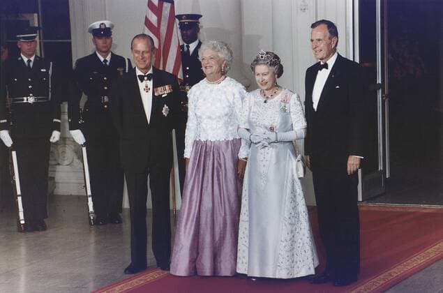 President George and Barbara Bush stand with Queen Elizabeth II and Prince Philip before a state dinner in honor of the Queen. May 14 1991 Courtesy Everett Collection PUBLICATIONXNOTxINxCANxCHNxFRAxITAxJPNxNORxPOLxRUSxESPxUKxUSA Copyright: xCourtesyxEverettxCollectionx HISL029 EC121