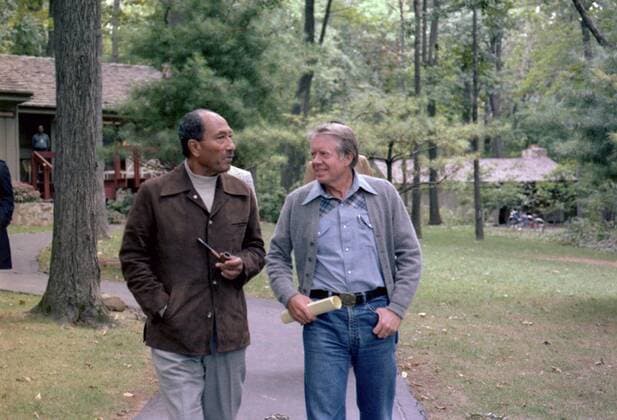 Anwar Sadat and Jimmy Carter walking at Camp David during the summit meeting that resulted in the Camp David Accords. Sept 5-17 1978. Courtesy Everett Collection PUBLICATIONXNOTxINxCANxCHNxFRAxITAxJPNxNORxPOLxRUSxESPxUKxUSA Copyright: xCourtesyxEverettxCollectionx HISL029 EC180