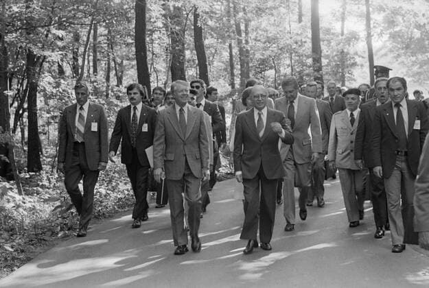 Jimmy Carter Menahem Begin and Israeli delegation stroll within Camp David. The delegation was critical to the success of the summit negotiations. Sept 5-17 1978. Courtesy Everett Collection PUBLICATIONXNOTxINxCANxCHNxFRAxITAxJPNxNORxPOLxRUSxESPxUKxUSA Copyright: xCourtesyxEverettxCollectionx HISL029 EC181
