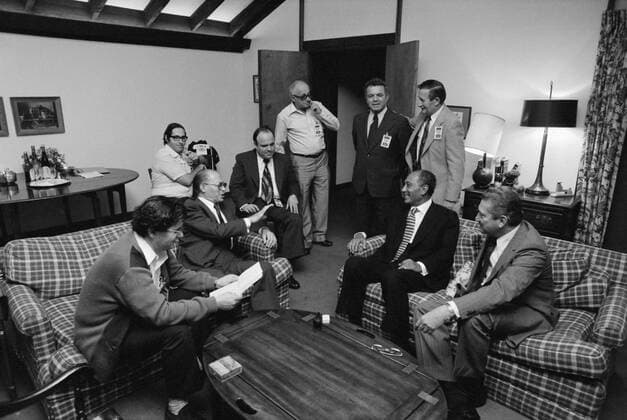 Menahem Begin and Anwar Sadat with members of the Israeli and Egyptian delegation at Camp David. Such cordiality between Begain and Sadat was rare during in the 12 day marathon summit negotiations. Sept 5-17 1978. Courtesy Everett Collection PUBLICATIONXNOTxINxCANxCHNxFRAxITAxJPNxNORxPOLxRUSxESPxUKxUSA Copyright: xCourtesyxEverettxCollectionx HISL029 EC182