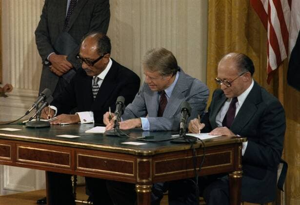 Anwar Sadat Jimmy Carter and Menahem Begin at the Camp David Accords signing ceremony which lead to a Peace treaty between Egypt and Israel. Sept. 17 1978. Courtesy Everett Collection PUBLICATIONXNOTxINxCANxCHNxFRAxITAxJPNxNORxPOLxRUSxESPxUKxUSA Copyright: xCourtesyxEverettxCollectionx HISL029 EC185