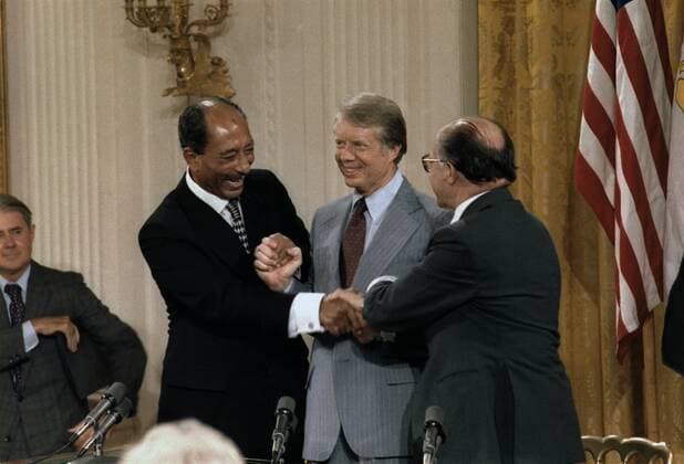 Anwar Sadat Jimmy Carter and Menahem Begin at the Camp David Accords signing ceremony which lead to a Peace treaty between Egypt and Israel. Sept. 17 1978. Courtesy Everett Collection PUBLICATIONXNOTxINxCANxCHNxFRAxITAxJPNxNORxPOLxRUSxESPxUKxUSA Copyright: xCourtesyxEverettxCollectionx HISL029 EC186
