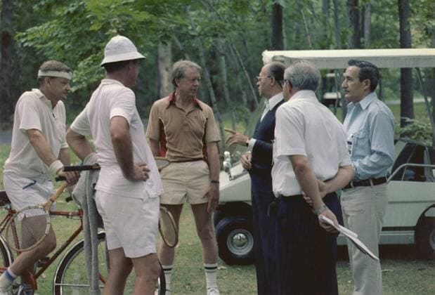 Menahem Begin meets with Jimmy Carter Zbigniew Brzezinski and Cyrus Vance after a tennis match at Camp David. Sept 5-17 1978. Courtesy Everett Collection PUBLICATIONXNOTxINxCANxCHNxFRAxITAxJPNxNORxPOLxRUSxESPxUKxUSA Copyright: xCourtesyxEverettxCollectionx HISL029 EC189