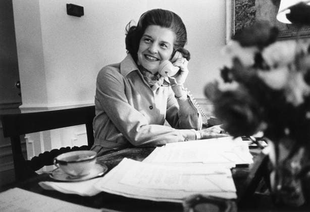Betty Ford works at her desk situated in the First Lady s Dressing Room White House. 1974-76. Courtesy Everett Collection PUBLICATIONXNOTxINxCANxCHNxFRAxITAxJPNxNORxPOLxRUSxESPxUKxUSA Copyright: xCourtesyxEverettxCollectionx HISL030 EC070