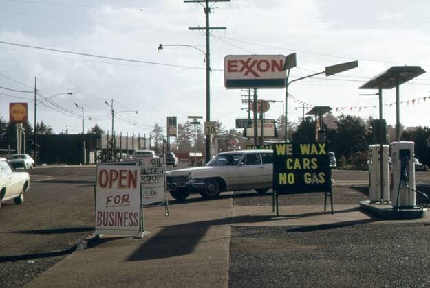 Gasoline Station stays open for business but has no gasoline to sell during the Energy Crisis in October 1973. Courtesy Everett Collection PUBLICATIONXNOTxINxCANxCHNxFRAxITAxJPNxNORxPOLxRUSxESPxUKxUSA Copyright: xCourtesyxEverettxCollectionx HISL031 EC226