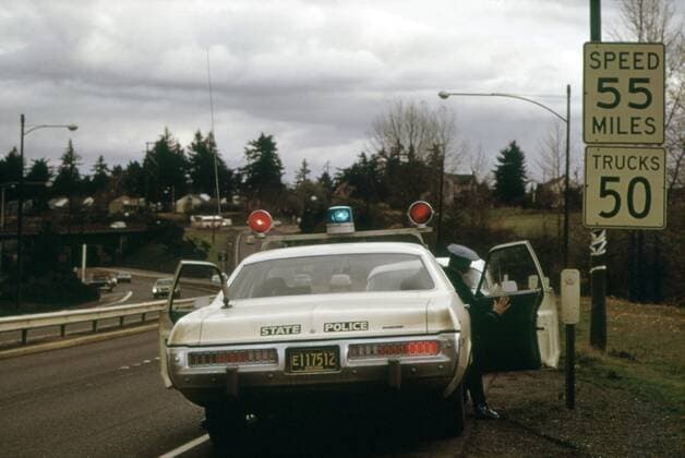 Oregon State Police stops a driver who exceeded the new 55 MPH national speed limit imposed to conserve gasoline. Dec. 1973. Courtesy Everett Collection PUBLICATIONXNOTxINxCANxCHNxFRAxITAxJPNxNORxPOLxRUSxESPxUKxUSA Copyright: xCourtesyxEverettxCollectionx HISL031 EC228