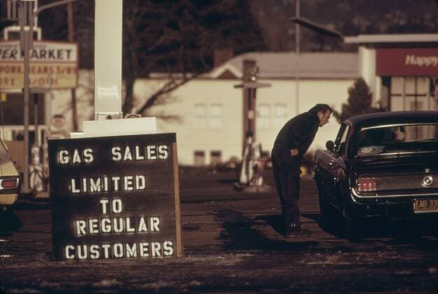 Gas Sales Limited to Regular Customers reads a sign at an Tigard Oregon during the 1973-74 energy crisis. Courtesy Everett Collection PUBLICATIONXNOTxINxCANxCHNxFRAxITAxJPNxNORxPOLxRUSxESPxUKxUSA Copyright: xCourtesyxEverettxCollectionx HISL031 EC230