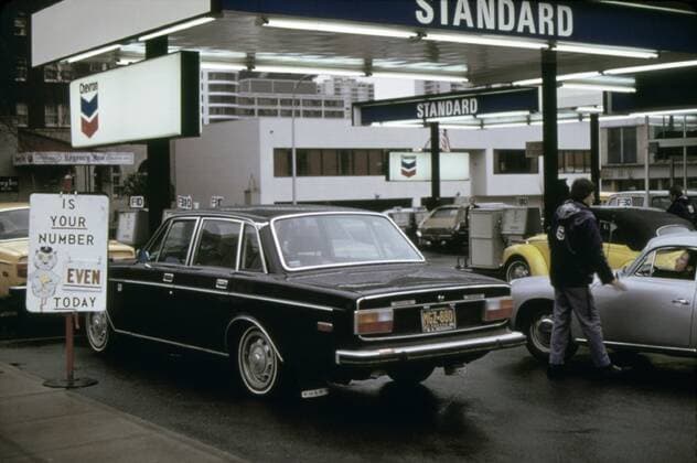 Oregon s odd-even plan restricting gas sales based on license plate numbers eased the length of lines are service stations during the 1973-74 energy crisis. Courtesy Everett Collection PUBLICATIONXNOTxINxCANxCHNxFRAxITAxJPNxNORxPOLxRUSxESPxUKxUSA Copyright: xCourtesyxEverettxCollectionx HISL031 EC235