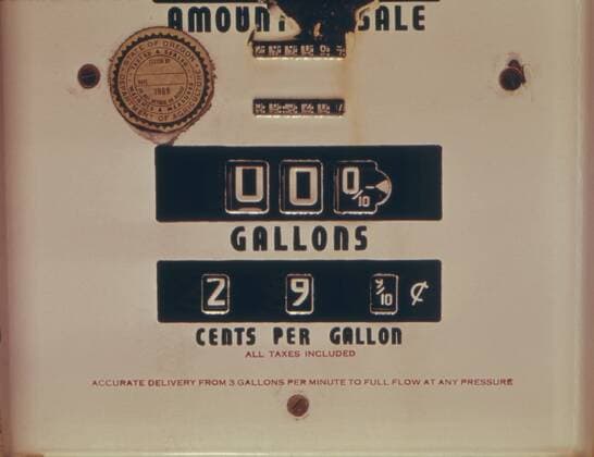 An abandoned gasoline pump with a price of 29.9 cents per gallon. During the 1973-74 energy crisis this price was a nostalgic memory. The pump bears a 1969 state seal. Courtesy Everett Collection PUBLICATIONXNOTxINxCANxCHNxFRAxITAxJPNxNORxPOLxRUSxESPxUKxUSA Copyright: xCourtesyxEverettxCollectionx HISL031 EC236