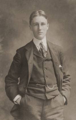 Franklin Roosevelt a formal photo in Groton Massachusetts. Ca. Late 1890s. Courtesy Everett Collection PUBLICATIONXNOTxINxCANxCHNxFRAxITAxJPNxNORxPOLxRUSxESPxUKxUSA Copyright: xCourtesyxEverettxCollectionx HISL032 EC080