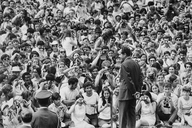 President Nixon speaking to 2 000 American Field Service students from 60 countries on the White House lawn. July 22 1969. Courtesy Everett Collection PUBLICATIONXNOTxINxCANxCHNxFRAxITAxJPNxNORxPOLxRUSxESPxUKxUSA Copyright: xCourtesyxEverettxCollectionx HISL032 EC138