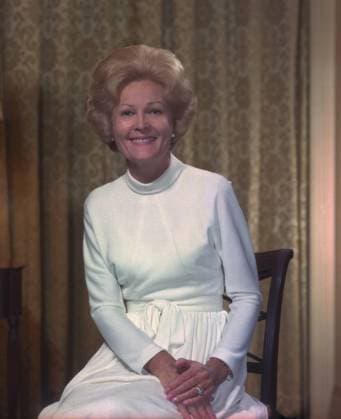 First Lady Patrician Nixon in an elegant high necked white dress. Ca. 1970-74. Courtesy Everett Collection PUBLICATIONXNOTxINxCANxCHNxFRAxITAxJPNxNORxPOLxRUSxESPxUKxUSA Copyright: xCourtesyxEverettxCollectionx HISL032 EC150