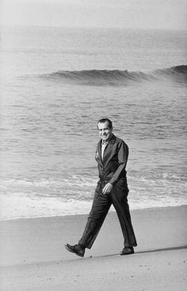 Richard Nixon walking on the beach in San Clemente. Ca. 1969-74. Courtesy Everett Collection PUBLICATIONXNOTxINxCANxCHNxFRAxITAxJPNxNORxPOLxRUSxESPxUKxUSA Copyright: xCourtesyxEverettxCollectionx HISL032 EC173