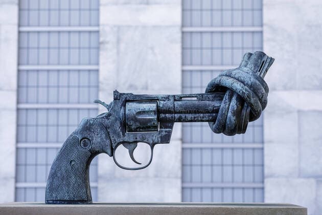 Symbolfoto: Skulptur non violence vor dem Hauptgebaeude der Vereinten Nationen. New York, 27.02.2020 New York United States *** Symbol photo sculpture non violence in front of the main building of the United Nations New York, 27 02 2020 New York United States Copyright: xThomasxTrutschelx