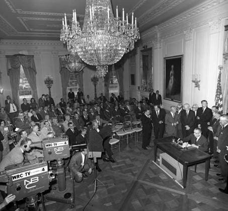 Television cameras at President Lyndon Johnson s signing of the Gulf of Tonkin resolution, officially called Joint Resolution for the Maintenance of Peace and Security in Southeast Asia. It was an informal declaration of war against North Vietnam. Aug Courtesy Everett Collection PUBLICATIONXNOTxINxCANxCHNxFRAxITAxJPNxNORxPOLxRUSxESPxUKxUSA Copyright: xCourtesyxEverettxCollectionx HISL033 EC297